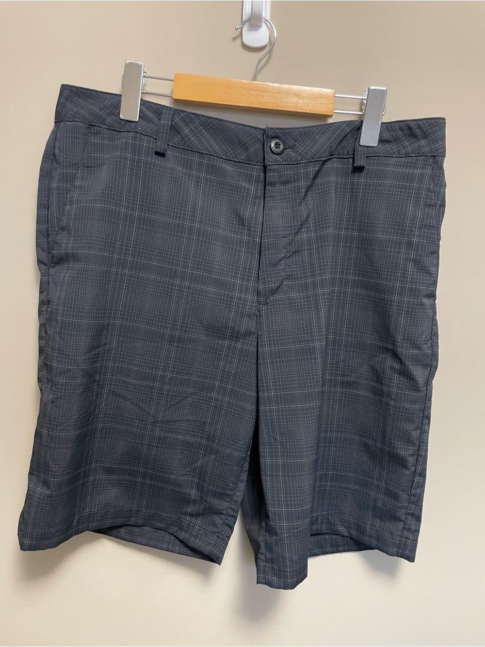 Under Armour Men's Charcoal Plaid Flat Front Performance Shorts Size 34R